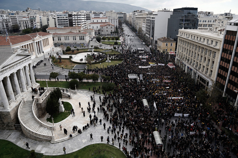 Φωτογραφία διαδήλωσης με πλήθος κόσμου