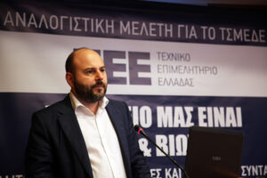 Φωτογραφία από ομιλία προέδρου ΤΕΕ