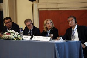 Η πρόεδρος της FIG, Χρυσή Πότσιου (2Δ) και ο εκπρόσωπος της Παγκόσμιας Τράπεζας, Wael Zakout (Δ), συμμετέχουν στο διεθνές συνέδριο: «Βιώσιμες Αγορές Ακινήτων – Πολιτικό Πλαίσιο και Αναγκαίες Μεταρρυθμίσεις» που διοργάνωσε το Τεχνικό Επιμελητήριο Ελλάδας (ΤΕΕ) σε συνεργασία με τη Διεθνή Ομοσπονδία Τοπογράφων (FIG) και την Παγκόσμια Τράπεζα (WORLD BANK) στην Αθήνα, τη Δευτέρα 19 Σεπτεμβρίου 2016. ΑΠΕ-ΜΠΕ/ΑΠΕ-ΜΠΕ/ΣΥΜΕΛΑ ΠΑΝΤΖΑΡΤΖΗ