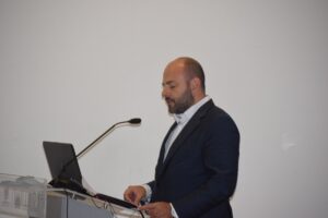 Φωτογραφία του Γιώργου Στασινού κατά την ομιλία του