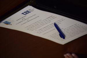 Φωτογραφία από την υπογραφή συνεργασίας, με τον Γιώργο Στασινό και τη Ρένα Δούρου