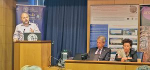 Φωτογραφία από την ημερίδα με ομιλητές και ακροατήριο