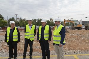 Φωτογραφία από την έναρξη των κατασκευαστικών εργασιών για το νέο κτίριο του ΤΕΕ, με παρευρισκόμενους εκπροσώπους και στελέχη