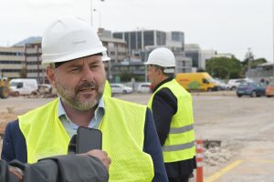 Φωτογραφία του νέου κτιρίου του ΤΕΕ, οικοδομής με πράσινη πρόσοψη