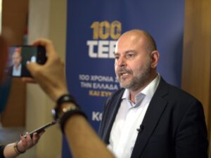 Ο κ. Στασινός μιλάει σε εκδήλωση, με φόντο το Πανεπιστήμιο Δυτικής Μακεδονίας