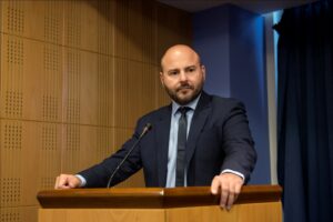Φωτογραφία που απεικονίζει την προώθηση αδειοδοτήσεων και επενδύσεων
