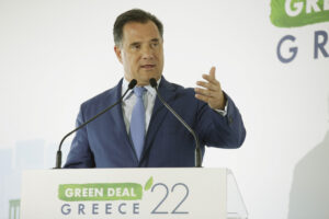 Ομιλητής Άδωνις Γεωργιάδης σε συνέδριο, μπροστά σε ακροατήριο