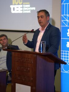 Φωτογραφία του Δημάρχου Κοζάνης, Γιάννη Κοκκαλιάρη, σε εκδήλωση του ΤΕΕ