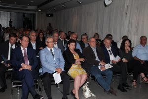 Φωτογραφία από την τελετή απολογισμού, με το κοινό και το βραβείο