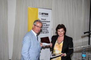 Φωτογραφία από την τελετή απολογισμού, με το κοινό και το βραβείο