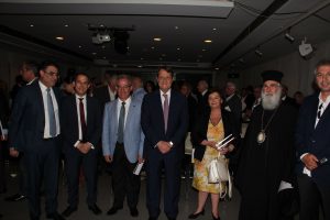 Φωτογραφία από την τελετή απολογισμού, με το κτήριο και το κοινό