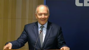Φωτογραφία που απεικονίζει τον Υφυπουργό Ναυτιλίας και Νησιωτικής Πολιτικής, Στέφανο Γκίκα, κατά την ομιλία του