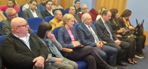 Φωτογραφία της εκπροσώπου Τύπου της ΝΔ, Αλεξάνδρας Σδούκου, κατά τη διάρκεια της Γενικής Συνέλευσης
