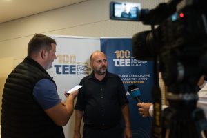 Φωτογραφία μηχανικού με σχέδια και υποδομές