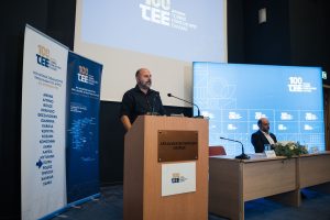 Φωτογραφία κτιρίου και μηχανικού σε εργασία