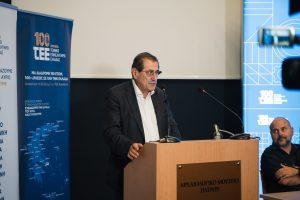 Φωτογραφία του Κ. Πελετίδης, δήμαρχος Πατρέων, με φόντο το δημαρχείο