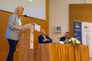 Φωτογραφία του Ε. Βάκα, που δείχνει τον ίδιο και το έργο του, με περιγραφή