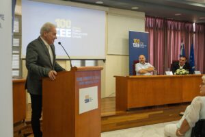 Φωτογραφία του Αλέξη Καλοκαιρινού, δημάρχου Ηρακλείου, με φόντο το γραφείο του