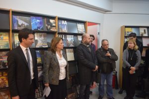 Φωτογραφία του εργαστηρίου Fab Lab με εξοπλισμό και εργαλεία