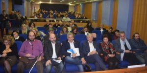 Φωτογραφία που δείχνει μια ομάδα ανθρώπων σε συζήτηση