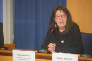 Φωτογραφία της Ρένας Κλαμπατσέα, Καθηγήτριας ΕΜΠ και Γενικής Γραμματέα Χωρικού Σχεδιασμού και Αστικού Περιβάλλοντος του ΥΠΕΝ, με περιγραφή της εκδήλωσης.