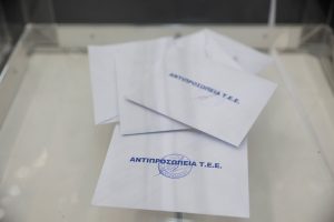 Φωτογραφία που απεικονίζει την κάλπη και τους υποψηφίους στις εκλογές του ΤΕΕ