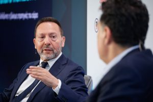 Ομιλητής Γ. Στουρνάρας κατά τη διάρκεια του συνεδρίου, με φόντο το ακροατήριο