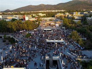 Φωτογραφία από την εκδήλωση 'Βραδιά του Ερευνητή' με επισκέπτες και εκθέματα