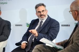 Φωτογραφία που απεικονίζει τον Γενικό Γραμματέα ΥΠΕΝ, κ. Ε. Μπακογιάννη, σε συνέντευξη τύπου