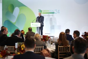 Φωτογραφία του Γιώργου Στασινού με φόντο το λογότυπο του ΤΕΕ