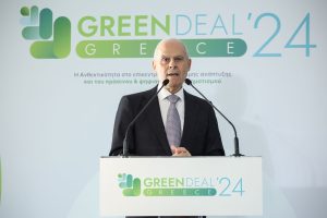 Φωτογραφία του Νίκου Ταγαρά, υφυπουργού Περιβάλλοντος και Ενέργειας, με φόντο το περιβάλλον