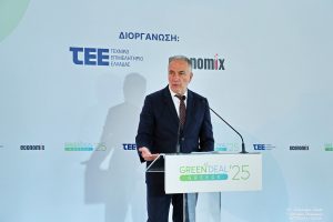 Σταύρος Καλαφάτης, ο Υφυπουργός Ανάπτυξης, μιλάει σε συνέδριο, με φόντο την εικόνα