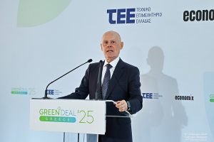Ο Υφυπουργός Περιβάλλοντος και Ενέργειας, Νίκος Ταγαράς, κατά τη διάρκεια ομιλίας του στο συνέδριο «Green Deal Greece 2025»
