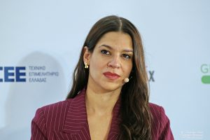 Φωτογραφία της Δέσποινας Παληαρούτα, η οποία μιλάει σε πάνελ σχετικά με τη πράσινη μετάβαση