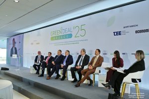 Ομιλήτρια σε ενεργειακή εκδήλωση, εικόνα με τίτλο 'Αλέξανδρος Παπαγεωργίου: Οι τιμές της ενέργειας στην Ελλάδα σήμερα είναι 30% κάτω από τα επίπεδα της Γερμανίας'
