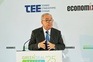 Ο Νίκος Παπαθανάσης, Αναπληρωτής Υπουργός Εθνικής Οικονομίας και Οικονομικών, μιλάει σε συνέδριο με θέμα το Green Deal Greece 2025