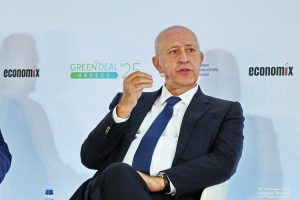 Φωτογραφία του Σπύρου Θεοδωρόπουλου, που δείχνει τον ίδιο με φόντο το γραφείο του