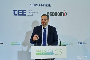 Φωτογραφία που απεικονίζει τον Υφυπουργό Περιβάλλοντος και Ενέργειας, Νίκο Τσάφο, κατά τη διάρκεια ομιλίας του στο συνέδριο «Green Deal Greece 2025»