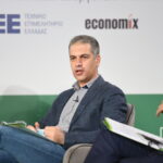 Φωτογραφία του Νίκου Ανδρεδάκη, Αντιπροέδρου ΔΕ ΤΕΕ, που χαμογελά και φορά μπλε πουκάμισο