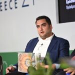 Άνθρωπος που μιλάει σε πάνελ