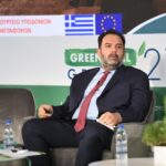 Άνδρας που μιλάει σε πάνελ