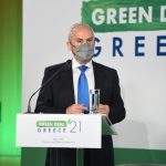 Φωτογραφία του Νίκου Ταγαρά, πολιτικού με κοντά μαλλιά και σακάκι