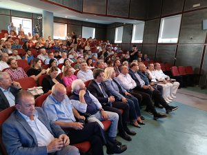 Φωτογραφία από την εκδήλωση με συμμετέχοντες σε επίσημη τελετή