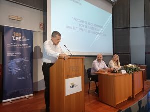 Δημήτρης Κουρέτας κατά την ομιλία του, με το Κέντρο Συντονισμού Πολιτικής Προστασίας και το περιβάλλον γύρω του