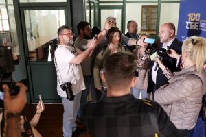 Φωτογραφία από την εκδήλωση στη Λάρισα με το κτίριο και το κοινό