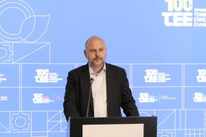 Φωτογραφία του Γιώργου Στασινού, προέδρου του ΤΕΕ, σε συνέδριο