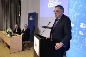 Φωτογραφία που δείχνει τον Ν. Ταχιάο, πολιτικό στέλεχος, σε ομιλία ή συνέντευξη, με φόντο το κοινό