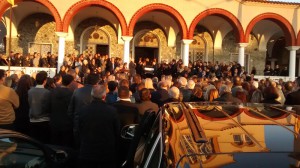 Φωτογραφία της κηδείας του Γιάννη Βαρνά, σε Μητροπολιτικό Ναό, με συγκεντρωμένο κόσμο