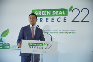 Ομιλητής Κώστας Σκρέκας κατά τη διάρκεια του συνεδρίου, με τοποθεσία και σκηνικό συνεδρίου