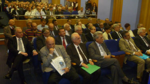 Φωτογραφία από την ημερίδα ΤΕΕ και ΣΔΜ ΔΕΗ που δείχνει ομιλητές και ακροατήριο